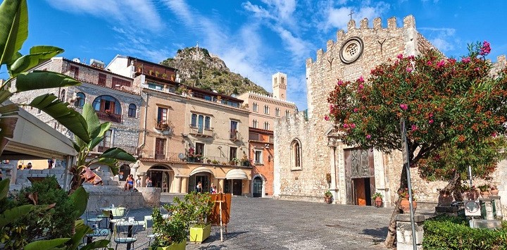 Taormina, Sicily: the perfect location to go on holiday