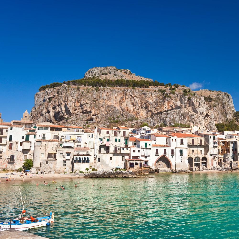 <p>Villas in Cefal&ugrave; for rent</p>